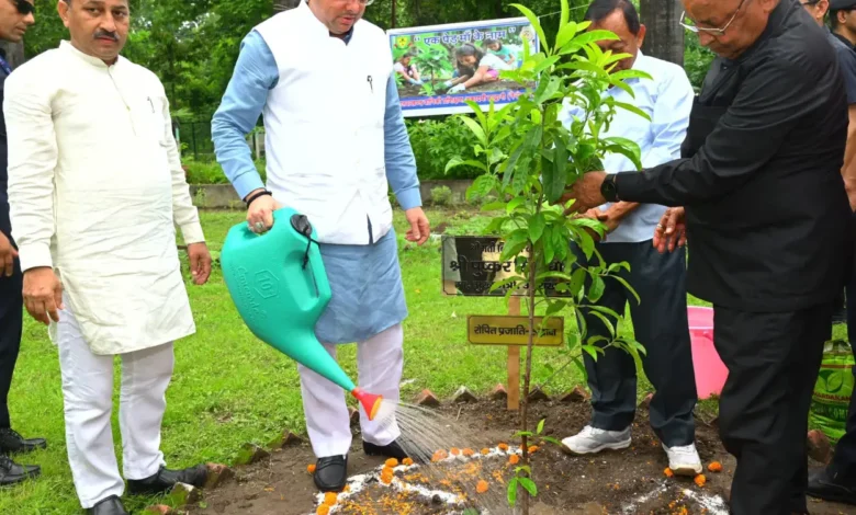 ‘एक पेड़ माँ के नाम’ अभियान: सीएम धामी ने किया पौधरोपण, पर्यावरण संरक्षण में जनसहभागिता का दिया संदेश…. ‘एक पेड़ माँ के नाम’ अभियान: सीएम धामी ने किया पौधरोपण, पर्यावरण संरक्षण में जनसहभागिता का दिया संदेश….