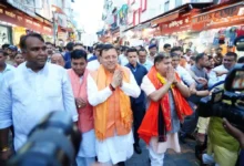 स्वदेशी अपनाओ, राष्ट्र को आगे बढ़ाओ’ अभियान : सीएम धामी ने प्रदेशवासियों से की स्वदेशी उत्पाद अपनाने की अपील, बाजार और दुकानों में लगाए स्टीकर….