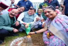 Uttarakhand News: मुख्यमंत्री पुष्कर सिंह धामी ने ‘एक पेड़ मां के नाम’ अभियान के तहत किया पौधरोपण, लोगों से की ये खास अपील….