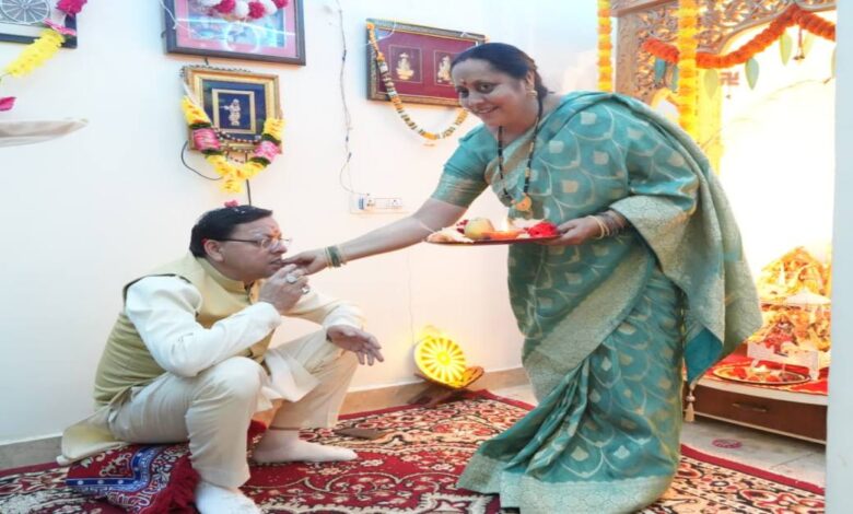 Uttarakhand News: CM धामी ने दी राज्य की सभी बहनों को भैया दूज की शुभकामनाएं, कहा- सभी का अटूट स्नेह और प्रेम सदा बना रहे, सभी परिवारों में खुशहाली और समृद्धि आए…. Uttarakhand News: CM धामी ने दी राज्य की सभी बहनों को भैया दूज की शुभकामनाएं, कहा- सभी का अटूट स्नेह और प्रेम सदा बना रहे, सभी परिवारों में खुशहाली और समृद्धि आए….