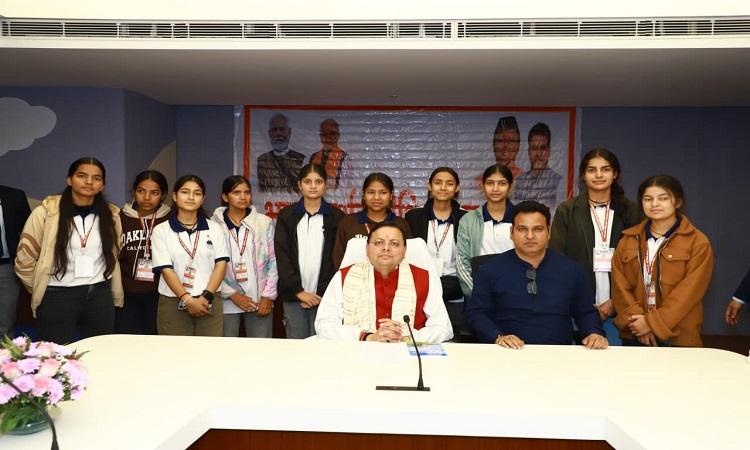 Uttarakhand News: ज्ञान, विज्ञान और अनुसंधान से जुड़े अनुभव साझा करते हुए CM धामी ने मेधावी छात्र-छात्राओं से किया संवाद, दिया सफलता का मंत्र…. Uttarakhand News: ज्ञान, विज्ञान और अनुसंधान से जुड़े अनुभव साझा करते हुए CM धामी ने मेधावी छात्र-छात्राओं से किया संवाद, दिया सफलता का मंत्र….