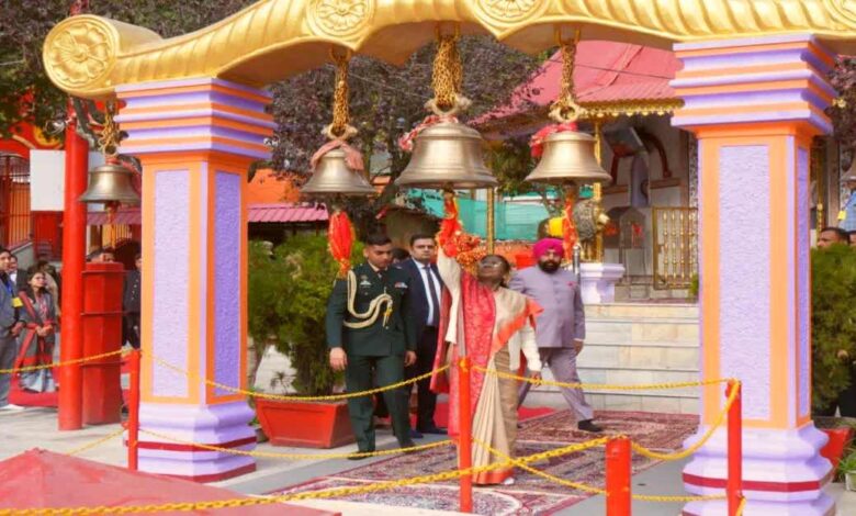 Uttarakhand News: राष्ट्रपति द्रौपदी मुर्मू ने मां नैना देवी और बाबा नीम करोली के किए दर्शन, देश की सुख-शांति और समृद्धि की कामना की…. Uttarakhand News: राष्ट्रपति द्रौपदी मुर्मू ने मां नैना देवी और बाबा नीम करोली के किए दर्शन, देश की सुख-शांति और समृद्धि की कामना की….