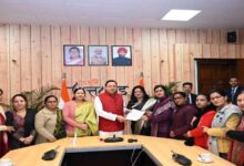 Uttarakhand News: अपनी मांगों को लेकर मुख्यमंत्री आवास पहुंची आंगनबाड़ी कार्यकत्रियां, सेविका व मिनी कर्मचारी संगठन की सदस्य—CM धामी ने दिया उचित कार्रवाई का आश्वासन…..