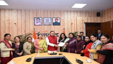 Uttarakhand News: अपनी मांगों को लेकर मुख्यमंत्री आवास पहुंची आंगनबाड़ी कार्यकत्रियां, सेविका व मिनी कर्मचारी संगठन की सदस्य—CM धामी ने दिया उचित कार्रवाई का आश्वासन…..