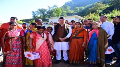 मुख्यमंत्री धामी अपने पैतृक गांव पहुंचे, भावुक हुए बचपन की यादों को ताज़ा कर कहा– यही धरा मेरे व्यक्तित्व की जन्मस्थली…. मुख्यमंत्री धामी अपने पैतृक गांव पहुंचे, भावुक हुए बचपन की यादों को ताज़ा कर कहा– यही धरा मेरे व्यक्तित्व की जन्मस्थली….