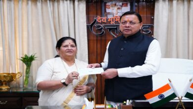 Uttarakhand News: पद्मभूषण बछेंद्री पाल ने मुख्यमंत्री राहत कोष में दिए 10 लाख रुपये, सीएम धामी ने जताया आभार…