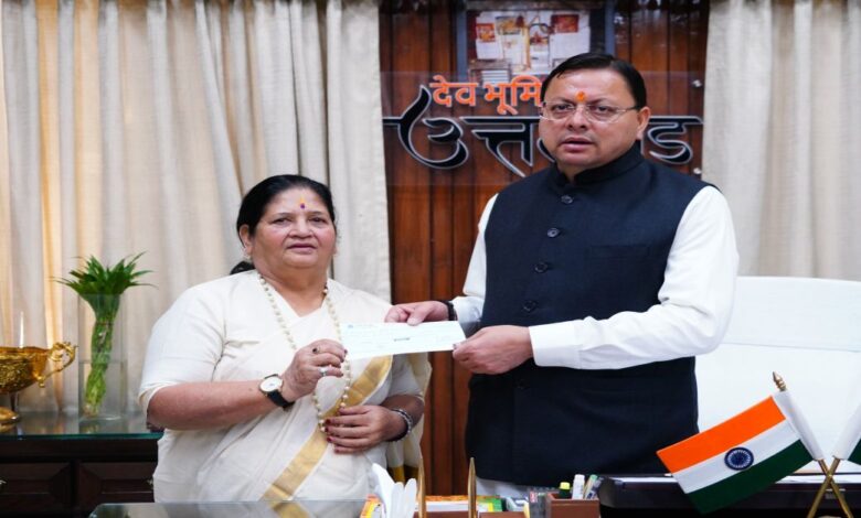 Uttarakhand News: पद्मभूषण बछेंद्री पाल ने मुख्यमंत्री राहत कोष में दिए 10 लाख रुपये, सीएम धामी ने जताया आभार…