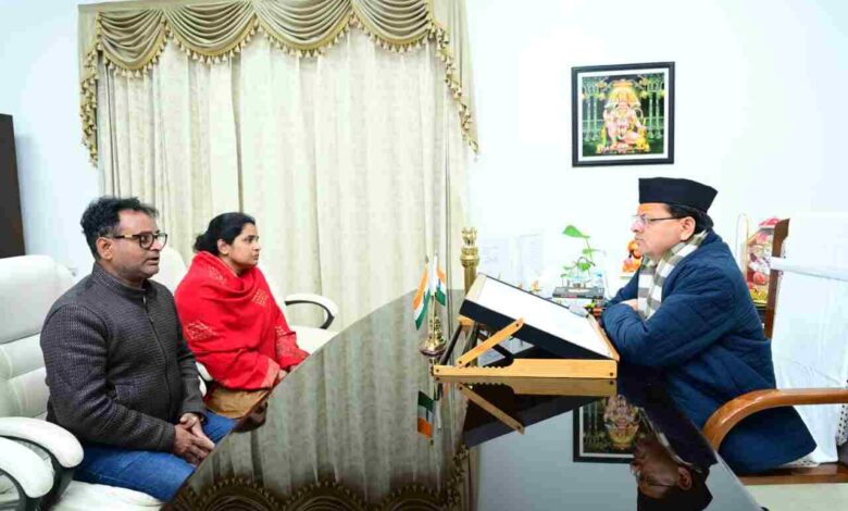 Uttarakhand News: दिवंगत पत्रकार पंकज मिश्रा के परिजनों से मिले सीएम धामी, हरसंभव सहायता का दिया आश्वासन, कहा- किसी भी स्तर पर लापरवाही नहीं बरती जाएगी….