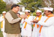 Uttarakhand News: मुख्यमंत्री धामी से मिले होल्यारों का दल, धामी बोले– उत्तराखंड की होली सामाजिक समरसता और लोकसंस्कृति का प्रतीक है….