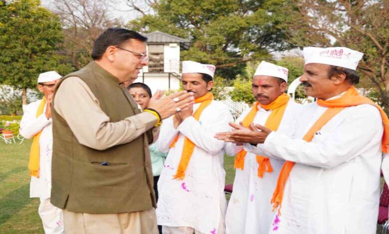 Uttarakhand News: मुख्यमंत्री धामी से मिले होल्यारों का दल, धामी बोले– उत्तराखंड की होली सामाजिक समरसता और लोकसंस्कृति का प्रतीक है…. Uttarakhand News: मुख्यमंत्री धामी से मिले होल्यारों का दल, धामी बोले– उत्तराखंड की होली सामाजिक समरसता और लोकसंस्कृति का प्रतीक है….
