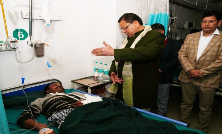 Uttarakhand News: बस हादसे के घायलों से मिलने अस्पताल पहुंचे CM धामी — मृतकों के प्रति जताई संवेदना, घायलों के उपचार में लापरवाही न बरतने के दिए निर्देश….