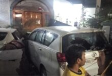 Dehradun Accident: ओल्ड सर्वे रोड पर हादसा, बेकाबू कार ने कई वाहनों को मारी टक्कर, दीवार तोड़कर घर में घुसी