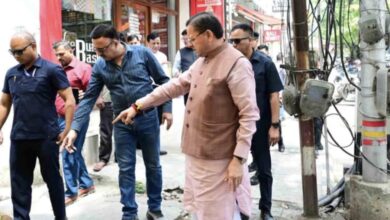 Uttarakhand: जन शिकायत की पड़ताल करने मौके पर पहुंचे सीएम, वीडियो कॉल पर लिए अधिकारी, दिखाई जमीनी हकीकत