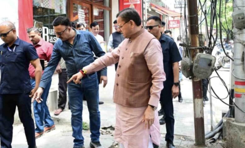 Uttarakhand: जन शिकायत की पड़ताल करने मौके पर पहुंचे सीएम, वीडियो कॉल पर लिए अधिकारी, दिखाई जमीनी हकीकत