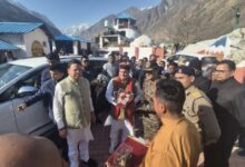 Badrinath: सीएम धामी पहुंचे बदरीनाथ धाम, मास्टर प्लान के कार्यों का किया निरीक्षण, कल खुलेंगे मंदिर के कपाट