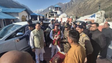 Badrinath: सीएम धामी पहुंचे बदरीनाथ धाम, मास्टर प्लान के कार्यों का किया निरीक्षण, कल खुलेंगे मंदिर के कपाट