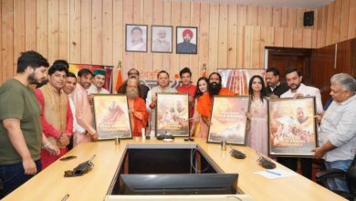 Uttarakhand News: बाबा नीब करौरी महाराज की जीवनगाथा पर फिल्म का प्रोमो-Poster लॉन्च, CM धामी बोले—भक्ति और मानवता का संदेश पहुंचेगा जन-जन तक…..