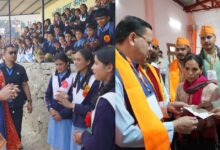 Uttarakhand News: राजकीय इंटर कॉलेज देवीधुरा में CM धामी का खास अंदाज, छात्र-छात्राओं का बढ़ाया उत्साह, बोले- मेहनत ही सफलता का रास्ता…