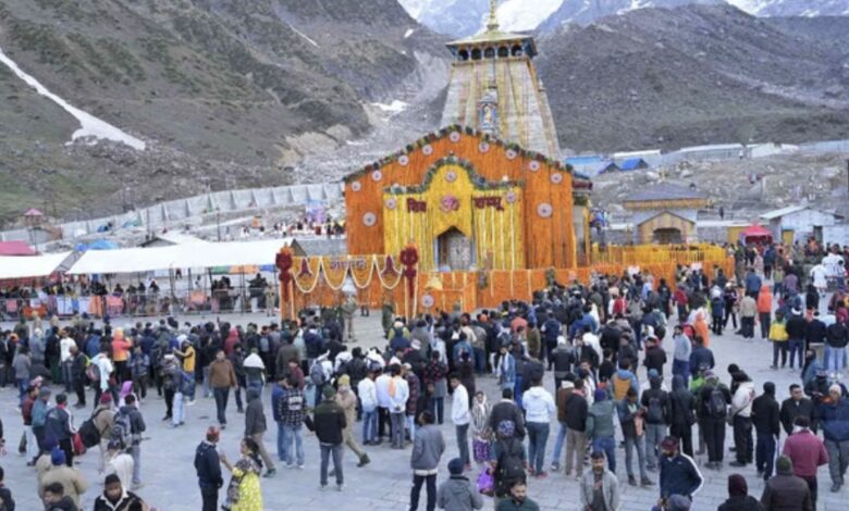 Kedarnath Dham: मंदिर के चारों ओर सात फीट ऊंचे बैरिकेड्स लगाने की तैयारी, रील वालों पर कसेगा शिकंजा