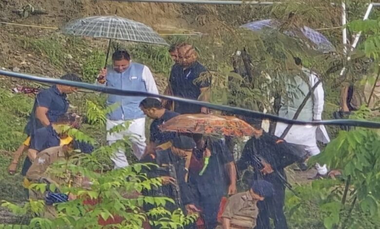 Uttarkashi: सीएम धामी का यमुना घाटी दौरा, बारिश-ओलावृष्टि के बीच नगाणगांव पहुंचे