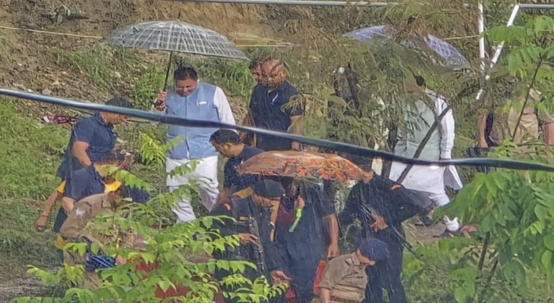 Uttarkashi: सीएम धामी का यमुना घाटी दौरा, बारिश-ओलावृष्टि के बीच नगाणगांव पहुंचे
