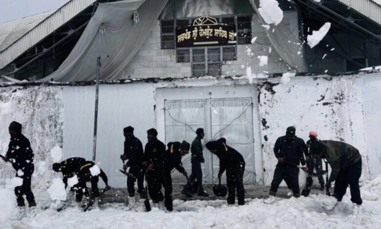 Hemkund Sahib: जवानों ने बर्फ हटाकर बनाया रास्ता, हेमकुंड पहुंची सेना के जवानों की टीम, सबसे पहले पढ़ी अरदास