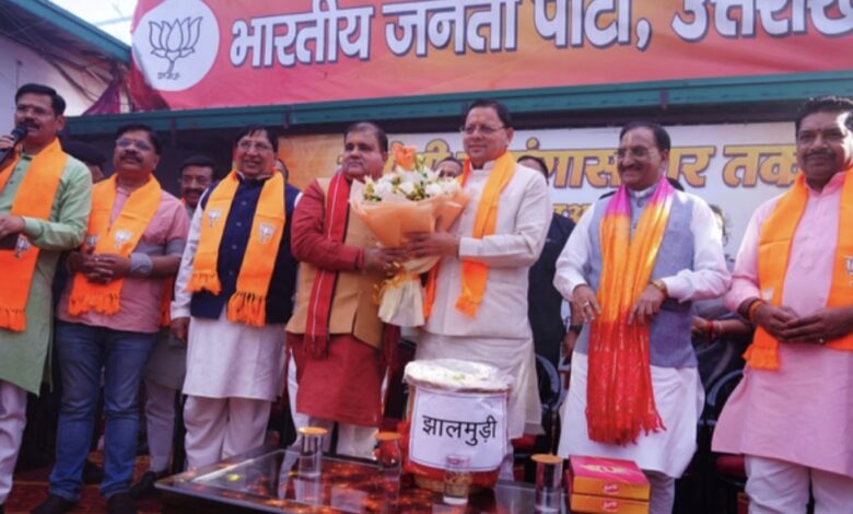 Election Result: तीन राज्यों में भाजपा की जीत का उत्तराखंड में जश्न, भाजपा कार्यालय पहुंचे सीएम, खाई झालमुड़ी