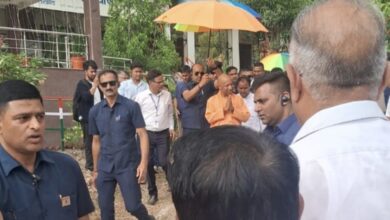 Uttarakhand: दो दिवसीय दौरे के बाद लौटे योगी आदित्यनाथ, लिया मां का आशीर्वाद, भावुक हुए ग्रामीण