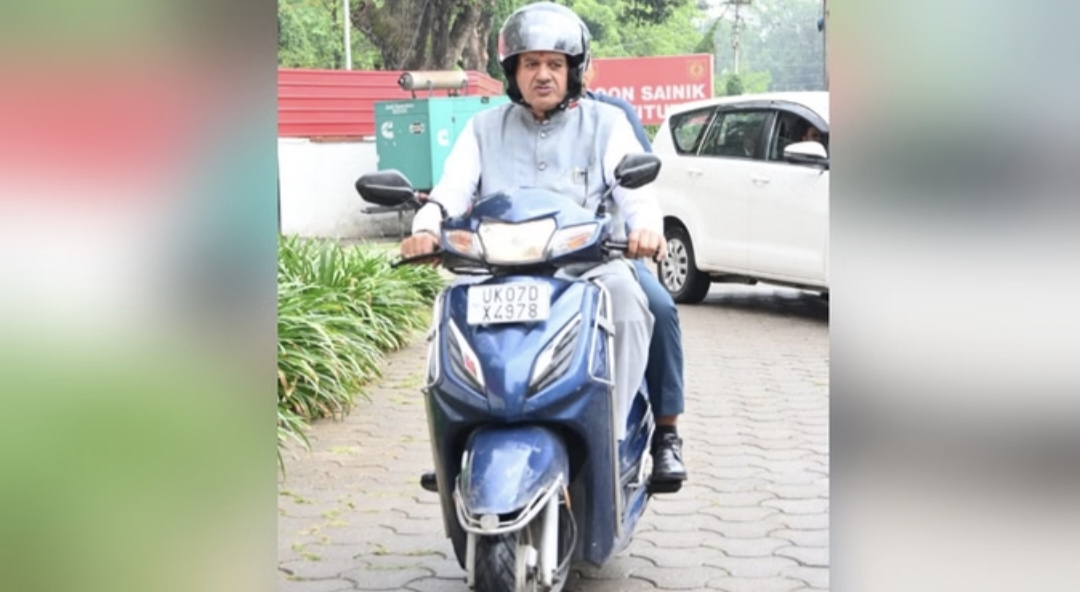 Dehradun: मंत्री ने तेल बचाने को स्कूटी चलाई, अब जुर्माने की नौबत आई; इस वजह से सोशल मीडिया पर हुए ट्रोल