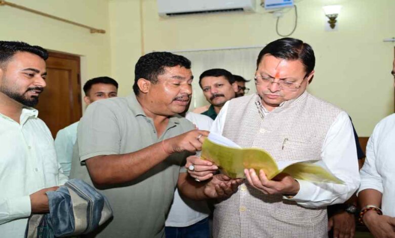 Uttarakhand News: जनता दरबार में एक्शन मोड में दिखे CM धामी, पेयजल से सड़क तक की समस्याओं पर दिए सख्त निर्देश….. Uttarakhand News: जनता दरबार में एक्शन मोड में दिखे CM धामी, पेयजल से सड़क तक की समस्याओं पर दिए सख्त निर्देश…..