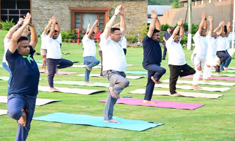 Uttarakhand News: अंतरराष्ट्रीय योग दिवस से पहले सीएम धामी ने किया योगाभ्यास, नियमित योग अपनाने का किया आह्वान…. Uttarakhand News: अंतरराष्ट्रीय योग दिवस से पहले सीएम धामी ने किया योगाभ्यास, नियमित योग अपनाने का किया आह्वान….