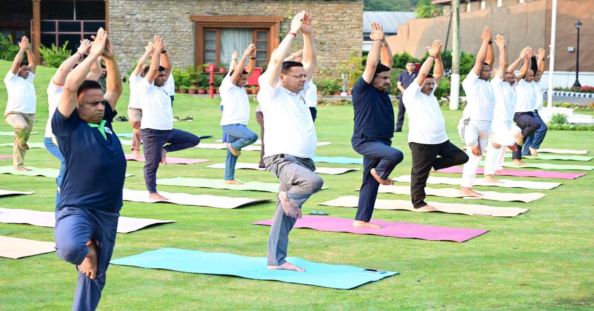 Uttarakhand News: अंतरराष्ट्रीय योग दिवस से पहले सीएम धामी ने किया योगाभ्यास, नियमित योग अपनाने का किया आह्वान….