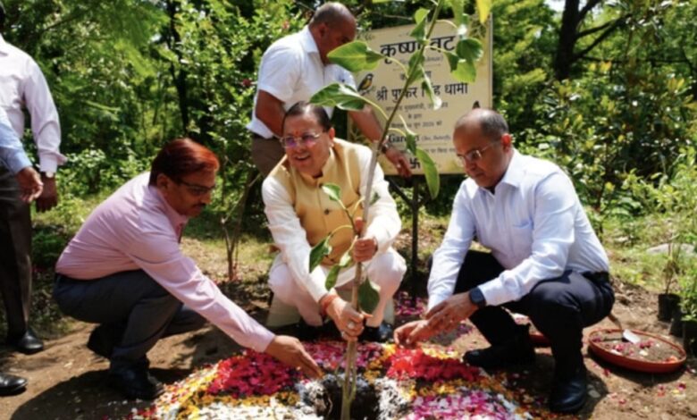 Dehradun: मुख्यमंत्री आवास में 3 बी गार्डन का निर्माण कार्य शुरू, सीएम धामी ने रोपा कृष्णा वट का पौधा