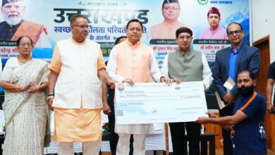Dehradun: सीएम धामी ने 11 स्वच्छ ईंधन आधारित वाहनों को किया फ्लैग ऑफ, छह लोगों को सब्सिडी के चेक दिए