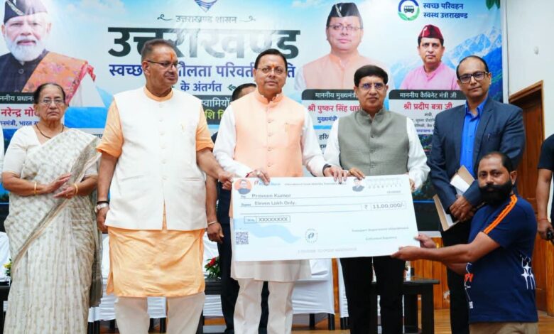 Dehradun: सीएम धामी ने 11 स्वच्छ ईंधन आधारित वाहनों को किया फ्लैग ऑफ, छह लोगों को सब्सिडी के चेक दिए