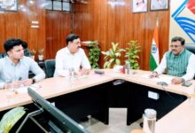 Uttarakhand News- मुख्य सचिव आनन्द बर्द्धन का बड़ा निर्देश: पौड़ी को नियमित हवाई सेवा से जोड़ें, पराग फार्म में बने एविएशन एकेडमी….