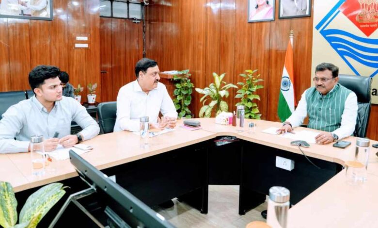 Uttarakhand News- मुख्य सचिव आनन्द बर्द्धन का बड़ा निर्देश: पौड़ी को नियमित हवाई सेवा से जोड़ें, पराग फार्म में बने एविएशन एकेडमी….