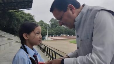 पुलिस लाइन हेलिपैड पर नन्हीं बच्ची से रुके सीएम, पढ़ाई और सपनों पर किया संवाद