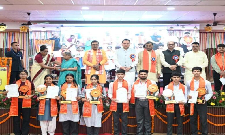 Uttarakhand News- उत्तराखंड में शिक्षा को नई उड़ान: सीएम धामी ने मेधावी छात्रों को किया सम्मानित, मेहनत और संस्कार का दिया संदेश….