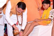 कांवड़ियों का भव्य स्वागत, हेलिकॉप्टर से बरसे फूल, सीएम धामी ने किया चरण पूजन
