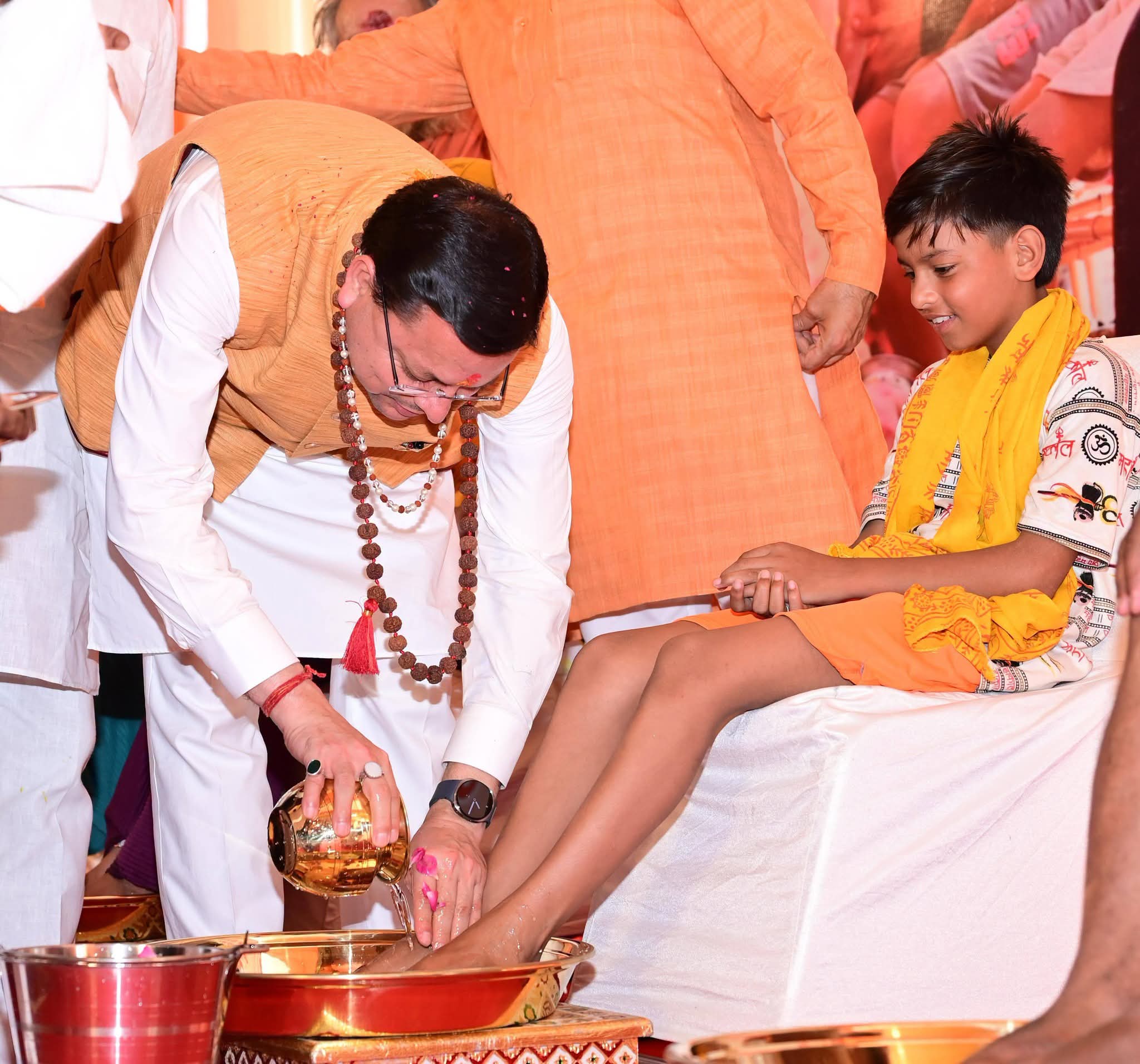 कांवड़ियों का भव्य स्वागत, हेलिकॉप्टर से बरसे फूल, सीएम धामी ने किया चरण पूजन