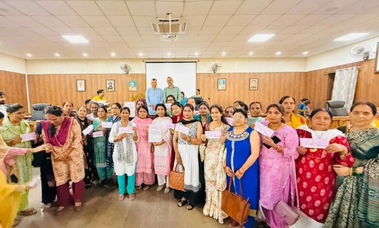 देहरादून में ‘लखपति दीदी’ बनीं आत्मनिर्भर, 1.97 करोड़ का यूजर चार्ज मिला, नगर आयुक्त ने सौंपा चेक