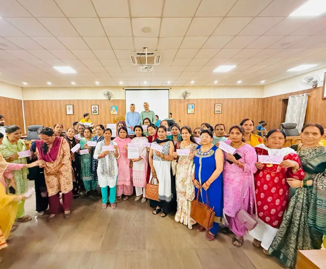 देहरादून में ‘लखपति दीदी’ बनीं आत्मनिर्भर, 1.97 करोड़ का यूजर चार्ज मिला, नगर आयुक्त ने सौंपा चेक