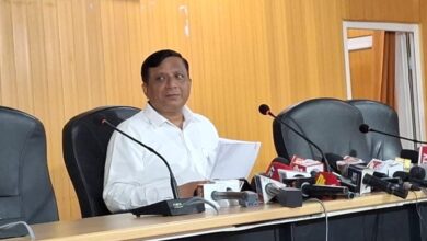 मुख्यमंत्री पुष्कर सिंह धामी की अध्यक्षता में हुई कैबिनेट बैठक में राज्य से जुड़े 17 अहम प्रस्तावों पर मुहर लगी। बैठक में सहकारिता, परिवहन, स्वास्थ्य, कार्मिक और ऊर्जा विभाग से जुड़े कई महत्वपूर्ण फैसले लिए गए। औषधि और सर्जिकल सामग्री की खरीद के लिए उत्तराखंड मेडिकल सप्लाई कॉरपोरेशन के गठन को मंजूरी दी गई। यह कॉरपोरेशन मुख्य सचिव की अगुवाई में काम करेगा और औषधि, सर्जिकल सामग्री व रसायनों की खरीद करेगा।  बैठक में राष्ट्रीय रोग नियंत्रण केंद्र के लिए हरिद्वार में एक एकड़ भूमि देने और कारापाल सेवा नियमावली को मंजूरी देने का निर्णय भी लिया गया। सहकारिता नीति-2026 को मंजूरी देने के साथ ही सीएनजी वाहनों को ग्रीन सेस में मिली छूट जारी रखने का फैसला किया गया।  लोकायुक्त खोजबीन समिति को मंजूरी  उत्तराखंड लोकायुक्त अधिनियम, 2014 के तहत सदस्यों के चयन के लिए उत्तराखंड लोकायुक्त खोजबीन समिति-2026 के गठन को मंजूरी दी गई। उत्तराखंड आबादी सर्वेक्षण अभिलेख नियमावली को भी स्वीकृति दी गई।  सीड्स निगम के कर्मचारियों का समायोजन  उत्तराखंड सीड्स एवं डेवलपमेंट कॉरपोरेशन के तृतीय और चतुर्थ श्रेणी कर्मचारियों को अन्य विभागों में समायोजित किया जाएगा। इन कर्मचारियों को ऊधमसिंह नगर और आसपास के जिलों में भेजने का निर्णय लिया गया है।  रिस्पना नदी के किनारे काठ बंगला क्षेत्र में बने 116 आवासों में रह रहे मलिन बस्ती के लोगों से ली जाने वाली 10 प्रतिशत राशि अब सरकार वहन करेगी। शहरी निकायों में पेयजल और सीवरेज कार्यों के लिए भी मंजूरी दी गई।  ऋषिकेश में कैंसर इंस्टीट्यूट का प्रस्ताव मंजूर  अंत्योदय फाउंडेशन की ओर से ऋषिकेश में कैंसर इंस्टीट्यूट स्थापित करने के प्रस्ताव को मंजूरी दी गई। उत्तराखंड निजी विश्वविद्यालय अधिनियम के तहत उत्तरांचल विश्वविद्यालय की नियमावली को भी स्वीकृति प्रदान की गई।  उपनल कर्मचारियों को तीन चरणों में समान कार्य-समान वेतन  उपनल कर्मचारियों को तीन चरणों में समान कार्य-समान वेतन देने का निर्णय लिया गया है। दूसरा चरण नौ नवंबर से शुरू होगा। वर्ष 2018 तक नियुक्त कर्मचारियों को समान कार्य-समान वेतन का लाभ मिलेगा।  एक जनवरी 2016 से ब्रेक वाले कर्मचारियों को महंगाई भत्ता देने का फैसला किया गया है। स्वीकृत पदों के सापेक्ष काम नहीं कर रहे उपनल कर्मचारियों की स्थिति के आधार पर नए पद सृजित किए जाएंगे। इसके लिए शासन स्तर पर समिति गठित होगी। कर्मचारियों को परिवर्तनीय महंगाई भत्ता भी मिलेगा। नए पद सृजित नहीं होने की स्थिति में समायोजन किया जाएगा।  अग्निवीरों के लिए बनेगा अलग प्रकोष्ठ  सेवा मुक्त होकर लौटने वाले अग्निवीरों के लिए समर्पित प्रकोष्ठ बनाया जाएगा। इसके लिए छह पदों का प्रस्ताव रखा गया था। अग्निवीरों से संबंधित कार्यों के लिए अलग सेल गठित की जाएगी।  1320 मेगावाट का पावर प्लांट लगाएगा अडानी  यूपीसीएल की ओर से 1320 मेगावाट के कोयला आधारित पावर प्लांट के लिए न्यूनतम बोलीदाता अडानी को जिम्मेदारी दी गई है। छत्तीसगढ़ में कोल ब्लॉक का आवंटन हो चुका है। अडानी पावर यह प्लांट स्थापित करेगा। परियोजना 25 वर्ष के लिए दी गई है।  क्षतिग्रस्त सड़कों की मरम्मत के लिए बजट  बारिश से क्षतिग्रस्त सड़कों की मरम्मत के लिए पंचायतों और निकायों को बजट की कमी नहीं होने दी जाएगी। अधिकारियों को निविदा प्रक्रिया तत्काल पूरी करने के निर्देश दिए गए हैं, ताकि बारिश के बाद तुरंत काम शुरू कराया जा सके।  आवश्यक वस्तुओं की उपलब्धता पर नजर  चीनी समेत आवश्यक वस्तुओं की उपलब्धता और जमाखोरी पर अधिकारी लगातार नजर रखेंगे। सरकार ने अधिकारियों को बाजार में आपूर्ति व्यवस्था बनाए रखने और किसी भी तरह की कालाबाजारी पर कार्रवाई के निर्देश दिए हैं।  गांवों में लगेंगी शहीदों की प्रतिमाएं  उत्तराखंड के शहीदों की प्रतिमाएं उनके गांवों में स्थापित की जाएंगी। सरकार ने इस संबंध में भी प्रस्ताव को मंजूरी दी है।