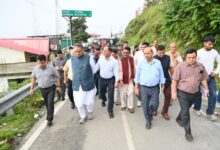 सुवाखोली में प्रस्तावित बिजली घर के चयनित भूमि का स्थलीय निरीक्षण करते कैबिनेट मंत्री गणेश जोशी