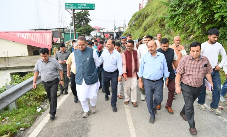 सुवाखोली में प्रस्तावित बिजली घर के चयनित भूमि का स्थलीय निरीक्षण करते कैबिनेट मंत्री गणेश जोशी
