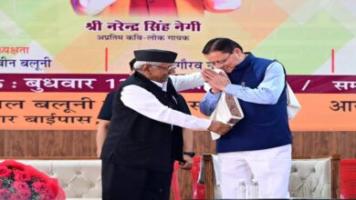 Uttarakhand News: CM धामी ने नेगी के गीतों की अंग्रेजी पुस्तक का किया विमोचन, बोले- लोक संस्कृति के पुरोधा हैं नरेंद्र नेगी…..