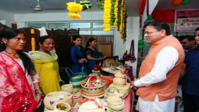 Uttarakhand News: ‘वोकल फॉर लोकल’ को बढ़ावा! CM धामी ने स्वयं सहायता समूहों के स्टाल से खरीदे स्थानीय उत्पाद, प्रदेशवासियों से की खास अपील…