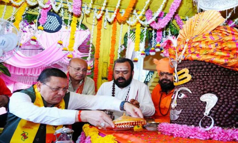 Uttarakhand News: हर-हर महादेव के जयघोष से गूंजा देहरादून, धामी ने टपकेश्वर महादेव की भव्य शोभायात्रा का किया शुभारंभ, आस्था के रंग में रंगा शहर…