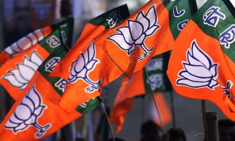 भाजपा ने उत्तराखंड में बिछाई बिसात, बहू को आगे कर कांग्रेस के दिग्गज के सामने खड़ी की नई चुनौती भाजपा ने उत्तराखंड में बिछाई बिसात, बहू को आगे कर कांग्रेस के दिग्गज के सामने खड़ी की नई चुनौती
